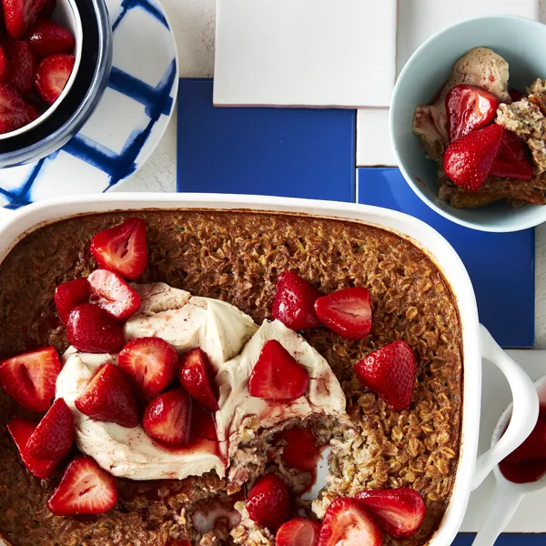 Strawberry baked oats topped with yoghurt and fresh strawberries